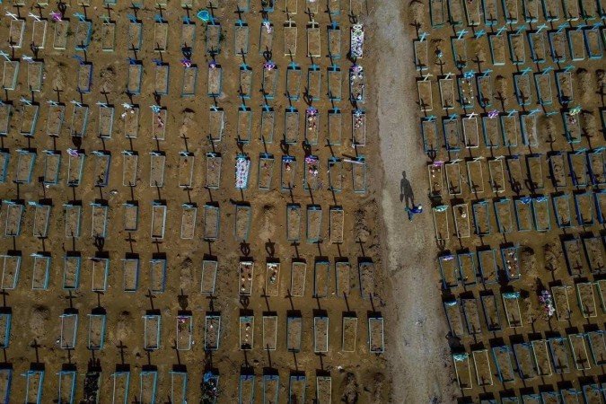 Covas abertas de maneira emergencial em Amazonas, durante uma onda severa da covid-19 em 2021 - (crédito: MICHAEL DANTAS / AFP) Covas abertas de maneira emergencial em Amazonas, durante uma onda severa da covid-19 em 2021 - (crédito: MICHAEL DANTAS / AFP)