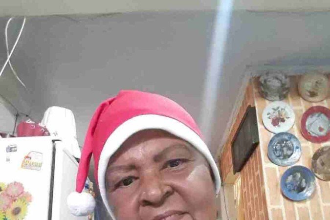 Rosimeri, mãe de Márdilla, ajuda na confecção das peças