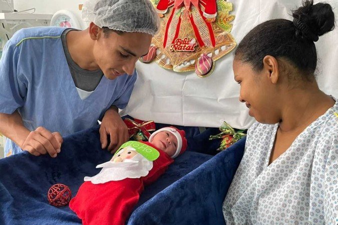 Papai e mam&atilde;e curtindo o visual natalino da filha