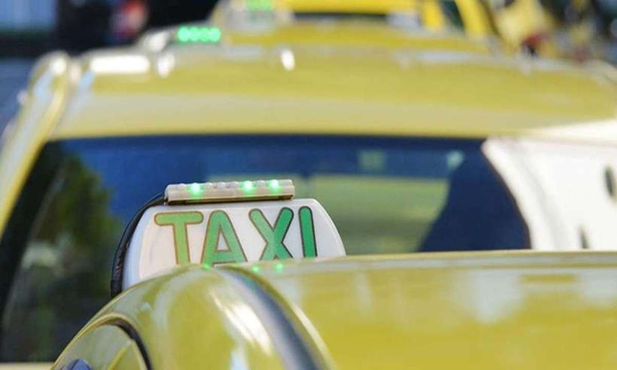 Taxista vai à polícia ao receber R$ 1,2 mil a mais por engano de passageiro