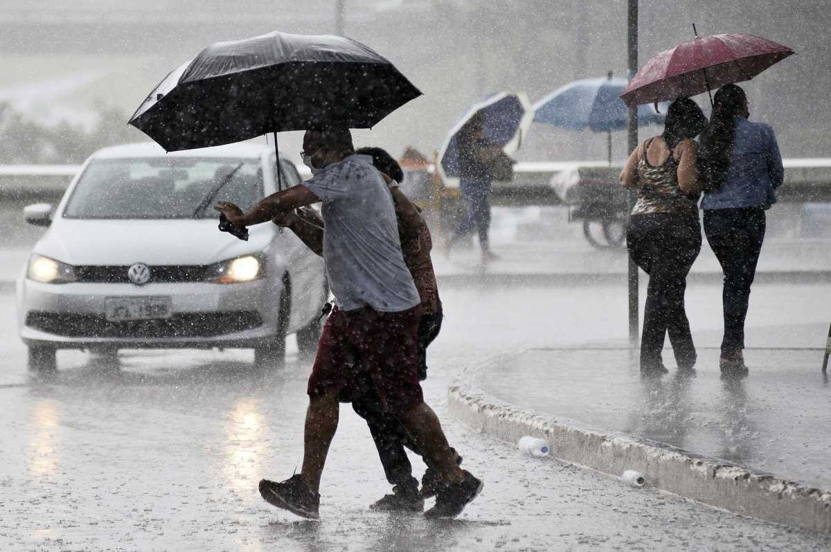 Prepare o guarda-chuva que lá vem água: Inmet alerta para temporais no DF