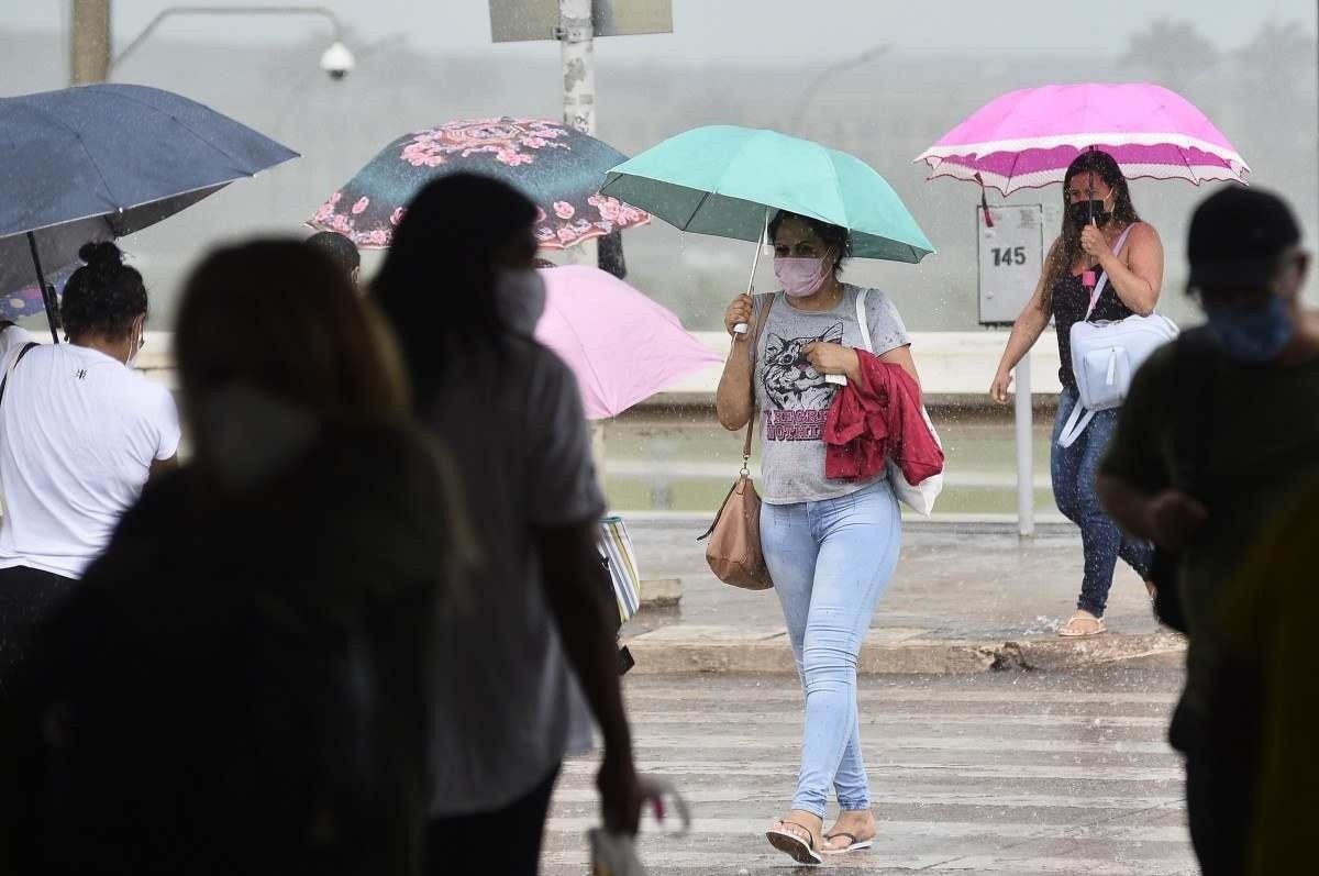 Domingo amanhece com 17,6°C e previsão de chuva no DF