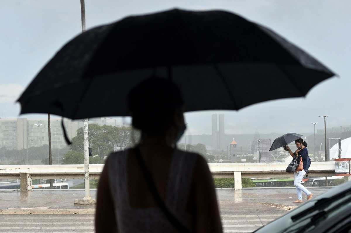 Inmet emite alerta amarelo para fortes chuvas e ventos no DF