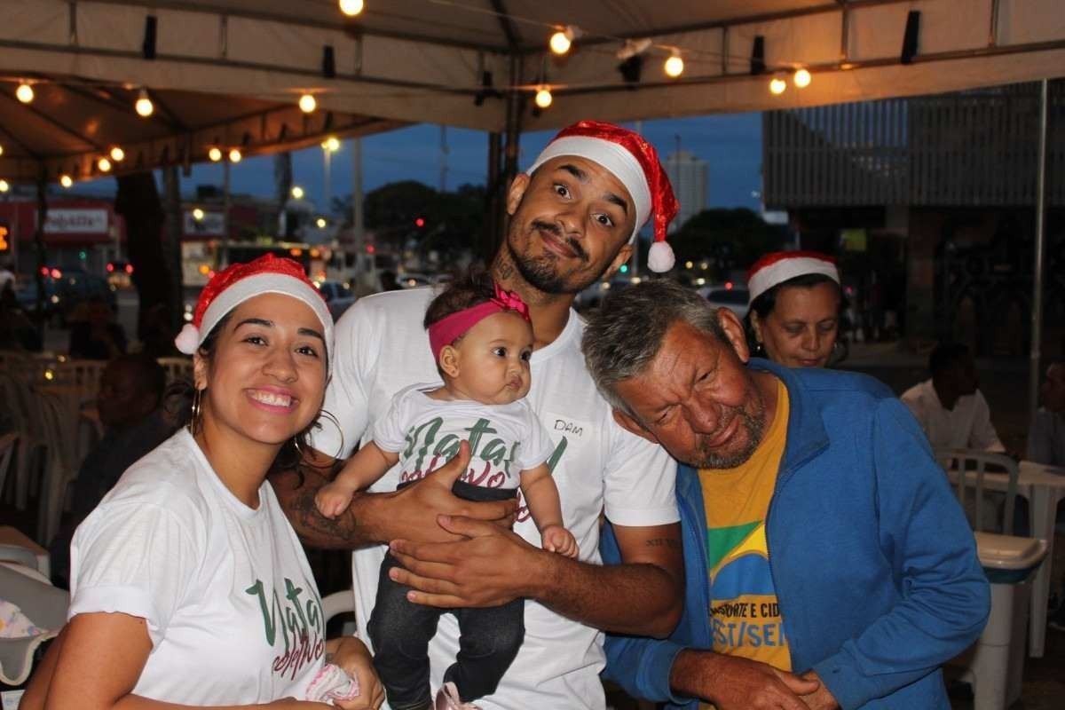 Otávio Damichel com a esposa Renata Lopes e a filha junto a um senhor em situação de rua: "Há três anos nossa família compartilha o Natal com a rua", diz o pastor