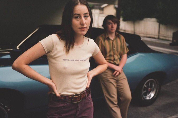 A cantora Alana Haim é a protagonista feminina de Licorice Pizza