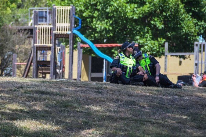Imagens de policiais e bombeiros desolados fora da escola emocionaram o mundo - (crédito: The Advocate/ACM ) Imagens de policiais e bombeiros desolados fora da escola emocionaram o mundo - (crédito: The Advocate/ACM )