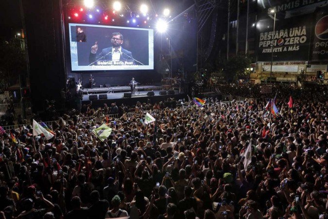  Chilean president-elect Gabriel Boric addresses supporters following the official results of the runoff presidential election, in Santiago, on December 19, 2021. - With almost 100 percent of ballots counted, leftist lawmaker Gabriel Boric, 35, became Chile's youngest-ever president leading with 55.87 percent to 44 percent for his far-right rival Jose Antonio Kast, said the Servel website. (Photo by JAVIER TORRES / AFP)
      