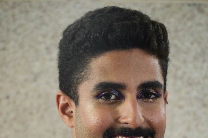 Quem disse que homem não pode se maquiar e ousar? A make de Luiz Felipe Rodrigues abusa do brilho