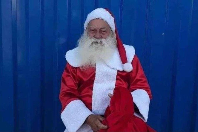 Com 78 anos, seu Aluízio sai às ruas de Lagoa Santa a cerca de 50 anos no dia 25 de dezembro para distribuir doces e brinquedos arrecadados às crianças carentes -  (crédito: Divilgação/Vetor Norte)