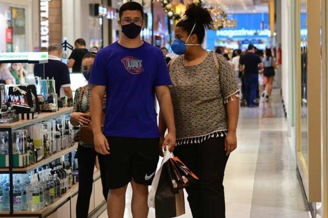 Os irm&atilde;os Jo&atilde;o Vitor e Beatriz Felix compraram ontem o presente dos pais