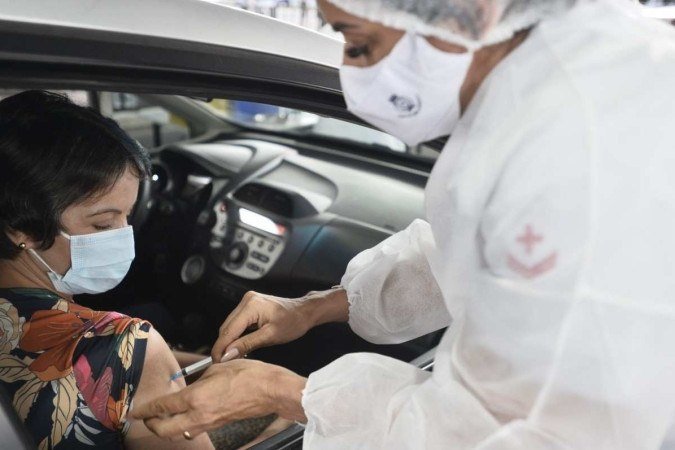  22/12/2021. Crédito: Minervino Júnior/CB/D.A Press. Brasil.  Brasilia - DF. Cidades. Vacinação de reforço contra Covid 19  no Setor militar urbano.