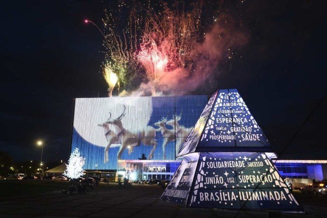  22/12/2021. Crédito: Minervino Júnior/CB/D.A Press. Brasil.  Brasilia - DF. Cidades. Inauguração da iluminação de Natal do Brasília Iluminada. Praça do Buriti e Esplanada.