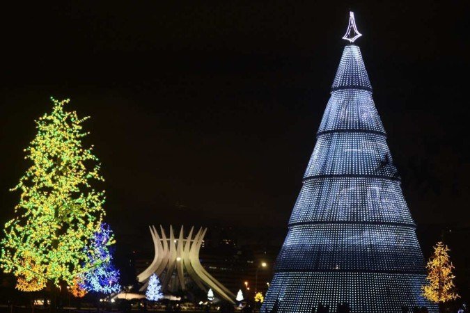  22/12/2021. CrÃ©dito: Minervino JÃºnior/CB/D.A Press. Brasil.  Brasilia - DF. Cidades. InauguraÃ§Ã£o da iluminaÃ§Ã£o de Natal do BrasÃ­lia Iluminada. PraÃ§a do Buriti e Esplanada.