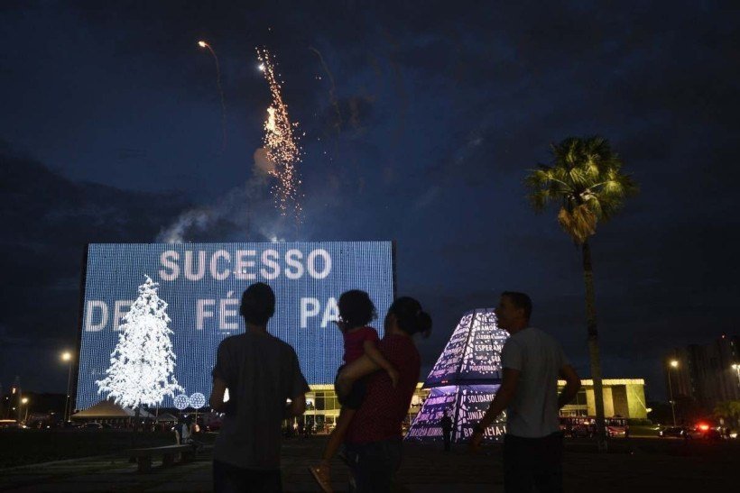  22/12/2021. Crédito: Minervino Júnior/CB/D.A Press. Brasil.  Brasilia - DF. Cidades. Inauguração da iluminação de Natal do Brasília Iluminada. Praça do Buriti e Esplanada.