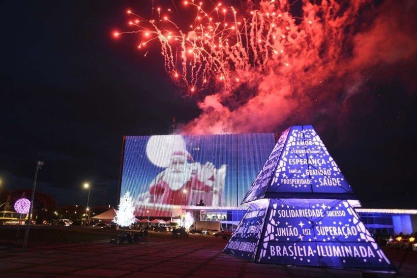  22/12/2021. Crédito: Minervino Júnior/CB/D.A Press. Brasil.  Brasilia - DF. Cidades. Inauguração da iluminação de Natal do Brasília Iluminada. Praça do Buriti e Esplanada.