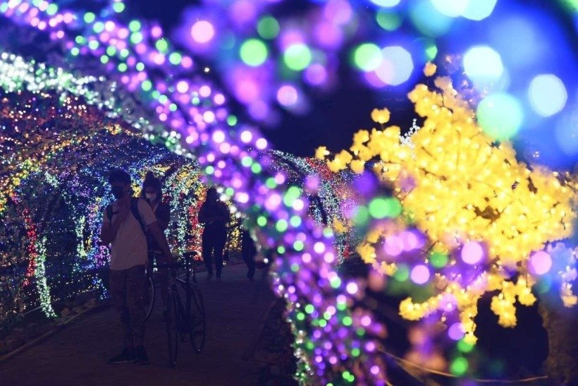  22/12/2021. CrÃ©dito: Minervino JÃºnior/CB/D.A Press. Brasil.  Brasilia - DF. Cidades. InauguraÃ§Ã£o da iluminaÃ§Ã£o de Natal do BrasÃ­lia Iluminada. PraÃ§a do Buriti e Esplanada.