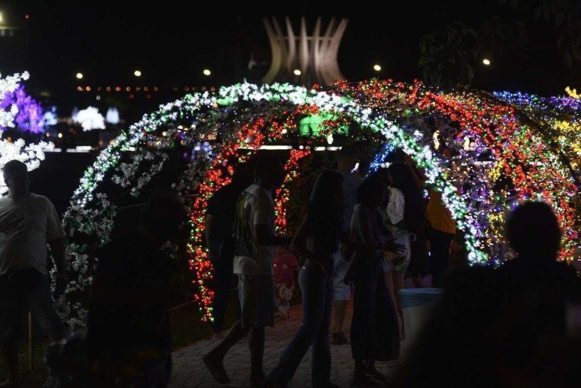  22/12/2021. CrÃ©dito: Minervino JÃºnior/CB/D.A Press. Brasil.  Brasilia - DF. Cidades. InauguraÃ§Ã£o da iluminaÃ§Ã£o de Natal do BrasÃ­lia Iluminada. PraÃ§a do Buriti e Esplanada.