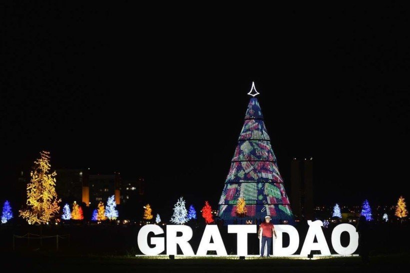  22/12/2021. Crédito: Minervino Júnior/CB/D.A Press. Brasil.  Brasilia - DF. Cidades. Inauguração da iluminação de Natal do Brasília Iluminada. Praça do Buriti e Esplanada.