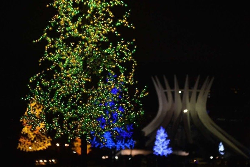  22/12/2021. Crédito: Minervino Júnior/CB/D.A Press. Brasil.  Brasilia - DF. Cidades. Inauguração da iluminação de Natal do Brasília Iluminada. Praça do Buriti e Esplanada.