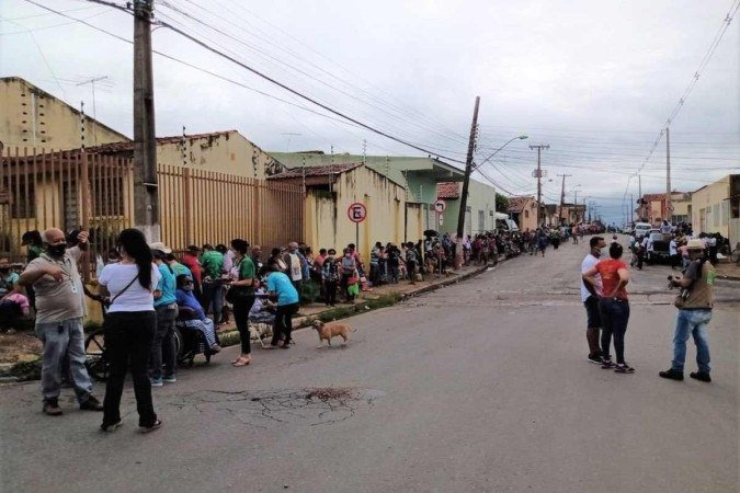 Uma fila para receber doações de ossinhos em Cuiabá ultraou cinco quarteirões no fim de 2021 - (crédito: Rogério Junior) Uma fila para receber doações de ossinhos em Cuiabá ultraou cinco quarteirões no fim de 2021 - (crédito: Rogério Junior)