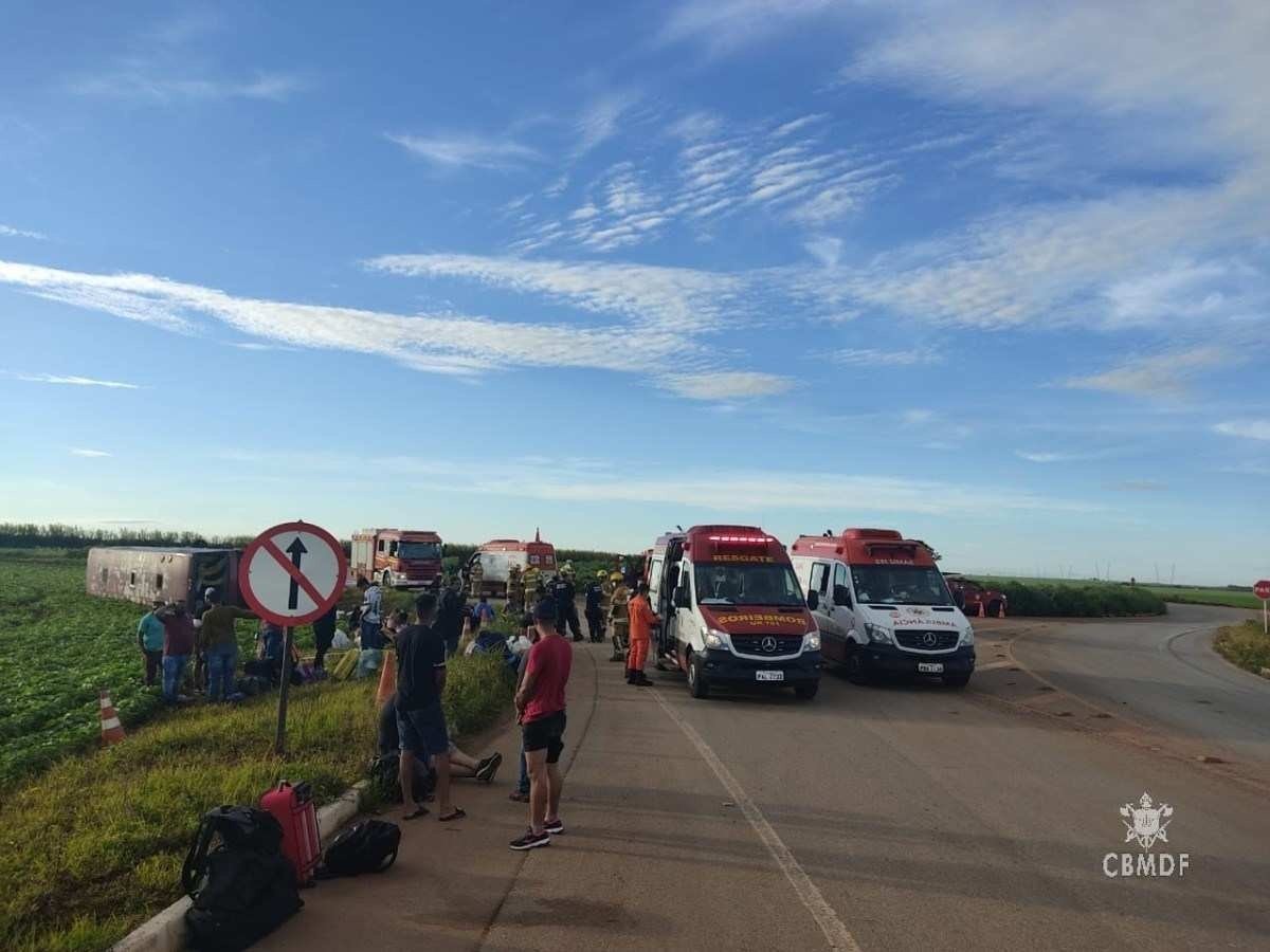 Ônibus de turismo tomba no DF: 25 feridos, sendo 1 criança em estado grave