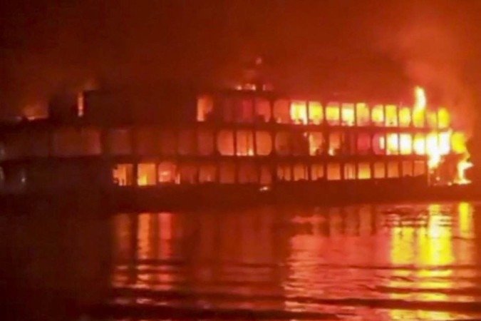 Incêndio em balsa mata 37 pessoas em Bangladesh; 100 ficaram feridas