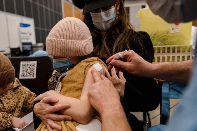 Criança recebe vacina contra a covid-19 da Pfizer - (crédito: Andrej Ivanov/AFP) Criança recebe vacina contra a covid-19 da Pfizer - (crédito: Andrej Ivanov/AFP)