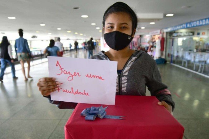  24/12/2021. Crédito: Ed Alves/CB/D.A Press. Brasil. Brasília - DF. Cidades. Qual é o seu desejo para 2022. Na foto, Manuelle da Silva. 