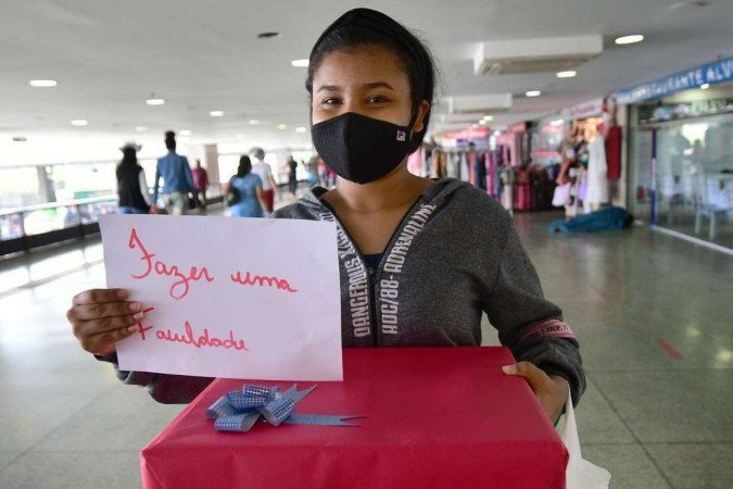  24/12/2021. Crédito: Ed Alves/CB/D.A Press. Brasil. Brasília - DF. Cidades. Qual é o seu desejo para 2022. Na foto, Manuelle da Silva. 