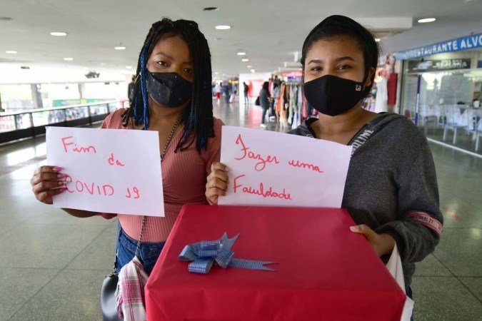  24/12/2021. Crédito: Ed Alves/CB/D.A Press. Brasil. Brasília - DF. Cidades. Qual é o seu desejo para 2022. Na foto, Na foto Lais Braga e Manuelle da Silva. 