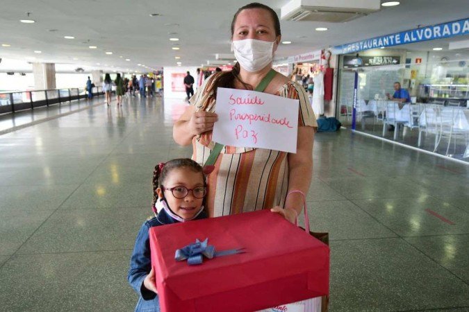Gislene Aparecida e a filha Helena querem saúde