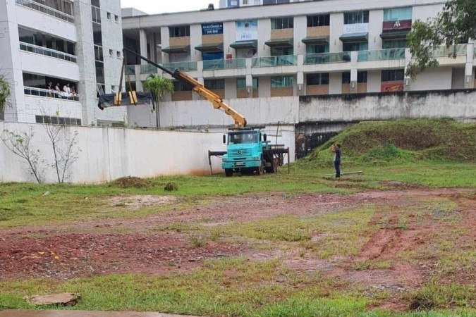Segundo o dono do sofá, não foi a primeira vez que a solução do guindaste foi usada no edifício onde mora - (crédito: Reprodução/redes sociais) Segundo o dono do sofá, não foi a primeira vez que a solução do guindaste foi usada no edifício onde mora - (crédito: Reprodução/redes sociais)