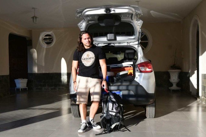 Na foto, Wander Martins, se preparava para sair em viagem, com amigos, rumo a Ilhéus. Mas com as fortes chuvas está preocupado em dirigir nas estradas -  (crédito:  Ed Alves/CB)