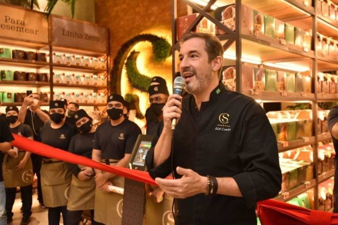 O fundador e CEO da rede de franquias de chocolates Cacau Show, Alê Costa, fez questão de vir a Brasília para inaugurar pessoalmente a nova Super Store da marca no JK Shopping. 