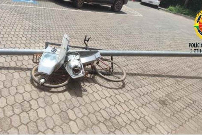 Homem furta um poste de luz e tenta levar o objeto de bicicleta no SIA