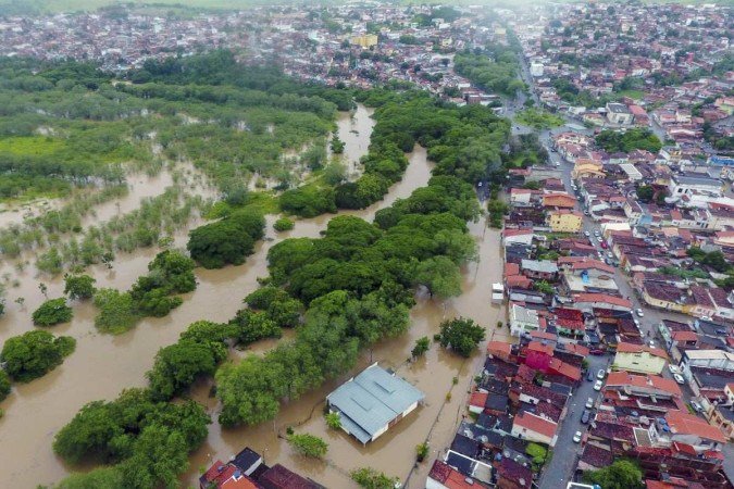 20 militares do Grupamento de Busca e Salvamento do CBMDF viajaram para a Bahia com a missão de ajudar nas buscas por vítimas atingidas pelas enchentes - (crédito: AFP) 20 militares do Grupamento de Busca e Salvamento do CBMDF viajaram para a Bahia com a missão de ajudar nas buscas por vítimas atingidas pelas enchentes - (crédito: AFP)