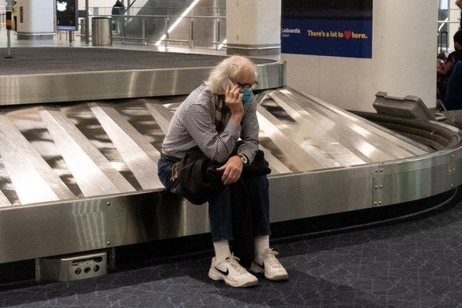Passageira no aeroporto americano de LaGuardia, em 24 de dezembro; necessidade de isolar tripulantes por conta da covid-19 tem forçado cancelamento de voos, principalmente na China e nos EUA - 