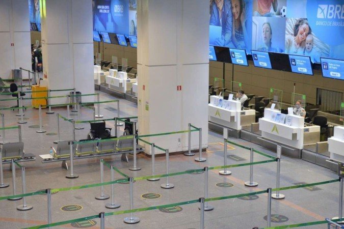  28/05/2021 Cr&eacute;dito: Ed Alves/CB/D.A Press. Brasil. Brasilia - DF. Cidades. Movimenta&ccedil;&atilde;o no Aeroporto Internacional de Brasilia.
      Caption 