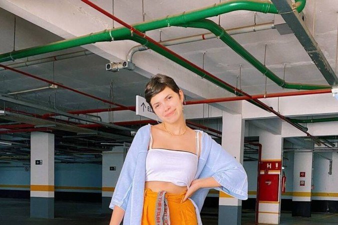 A publicitária Fernanda Feitoza com look totalmente adquirido em brechós