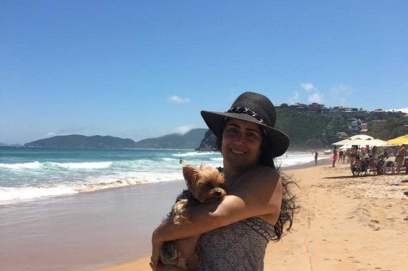 No ano passado, M&aacute;rcia Cairo levou Pepita para passear pelas praias do Rio: planejamento garantiu sucesso da viagem