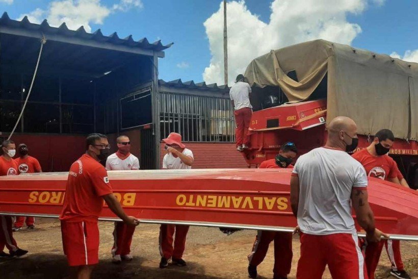 Bombeiros do DF vão usar quatro embarcações na missão de socorro aos desabrigados na Bahia