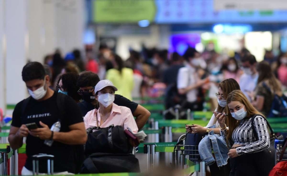  28/12/2021. Crédito: Ed Alves/CB/D.A Press. Brasil. Brasília - DF. Cidades. Movimento no Aeroporto Internacional de Brasilia JK. 