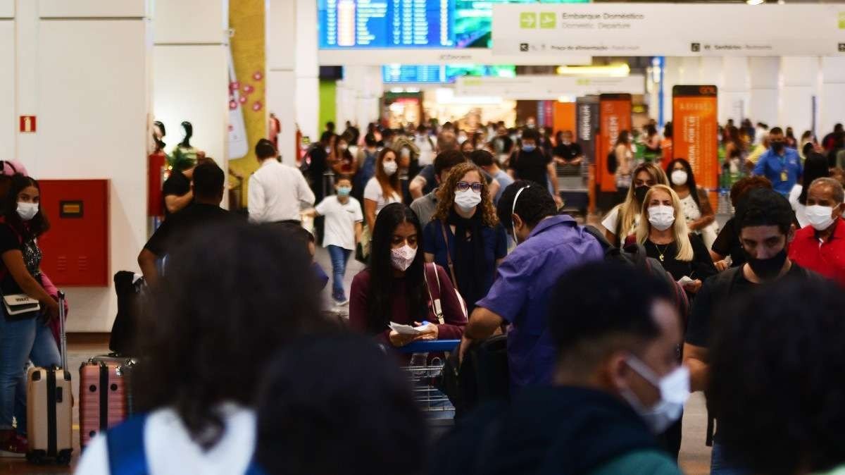  28/12/2021. Crédito: Ed Alves/CB/D.A Press. Brasil. Brasília - DF. Cidades. Movimento no Aeroporto Internacional de Brasilia JK. 
