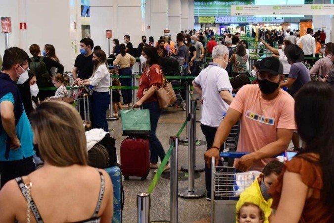 Sapatos, bebidas alcoólicas e cigarros estavam entre os objetos apreendidos - (crédito: Ed Alves/CB) Sapatos, bebidas alcoólicas e cigarros estavam entre os objetos apreendidos - (crédito: Ed Alves/CB)