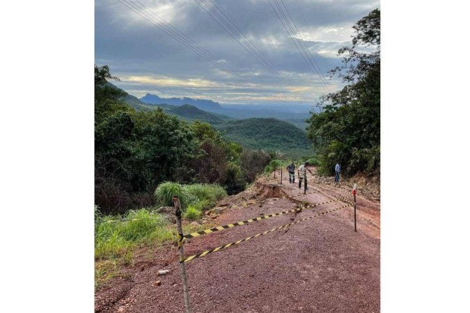 Moradores da região relataram à reportagem que maquinários estiveram na estrada de terra nesta terça-feira (28/12) para ajustes preliminares - (crédito: Arquivo pessoal) Moradores da região relataram à reportagem que maquinários estiveram na estrada de terra nesta terça-feira (28/12) para ajustes preliminares - (crédito: Arquivo pessoal)