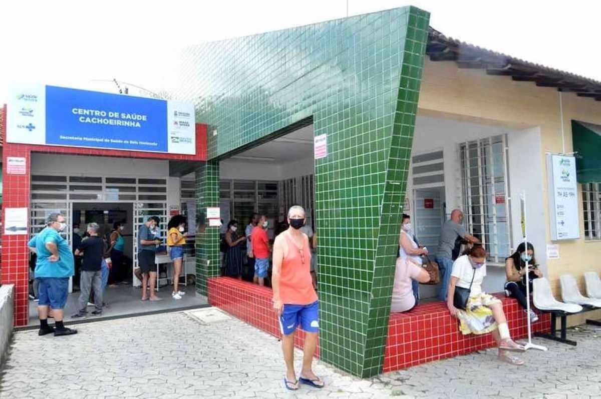 No Centro de Saúde Alcides Luís, a maioria tinha consulta agendada ou foi tomar vacina. Alguns pacientes apresentavam sintomas gripais