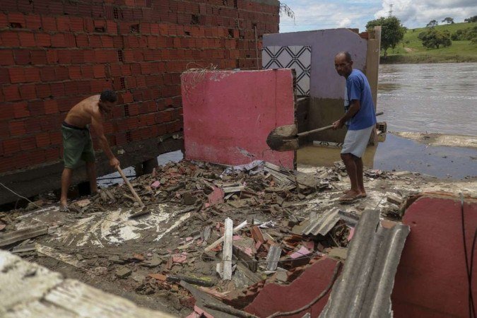 Morador de um bairro de Ilhéus retira o entulho daquilo que foi uma das paredes da casa em que vivia, cuja chuva forte derrubou - (crédito: Laura Lopes/AFP ) Morador de um bairro de Ilhéus retira o entulho daquilo que foi uma das paredes da casa em que vivia, cuja chuva forte derrubou - (crédito: Laura Lopes/AFP )