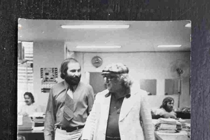 Marco Antônio e Chacrinha na redação do Diário de Brasília, 1974. 