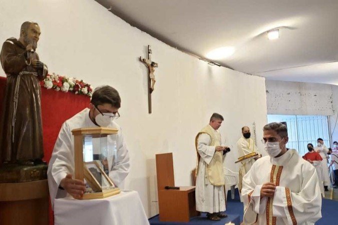 29/12/2021 Crédito: Carlos Vieira/CB. Cidades. Relíquea de São Pio. Luva usada por São Pio chega à igreja de São Pio no Sudoeste.  

