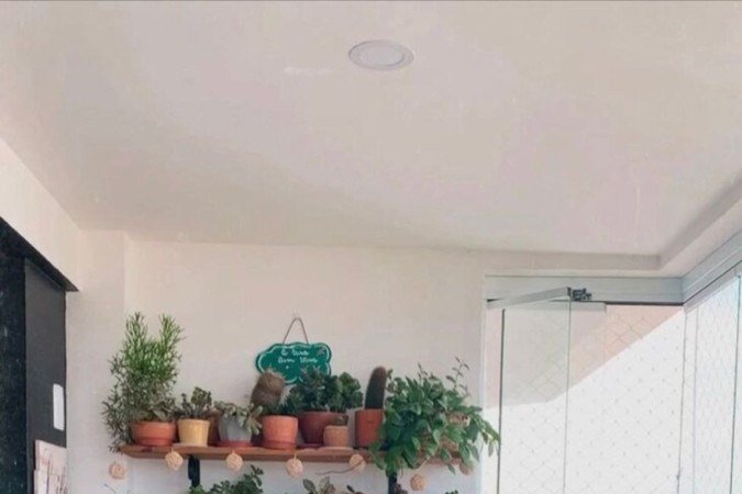 Paula Benevides e o filho em um dos cantinhos verdes de casa